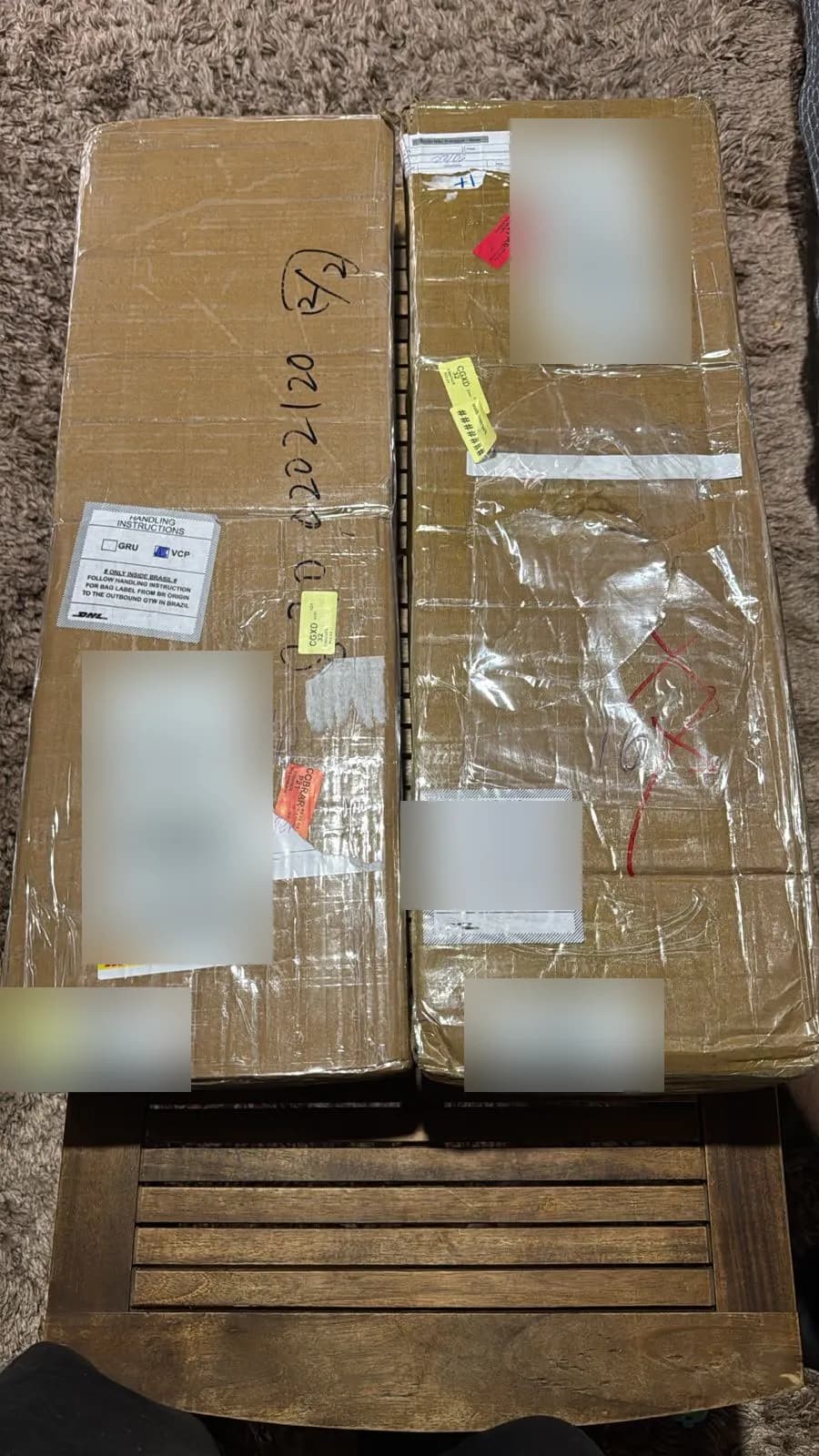 Duas caixas de uma remessa expressa DHL vinda de Hong Kong